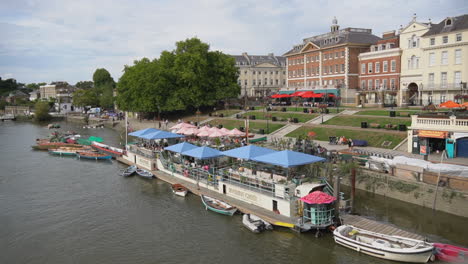 Peggy-Jean-Restaurant-Schwimmt-Auf-Der-Themse-In-Riverside-Green,-Uk