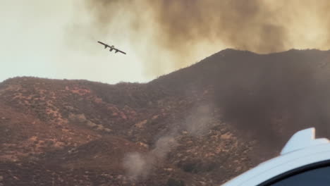 Travelling-Shot-Air-Attack-140-Ov-10-Avión-Bronco-Descendiendo-Y-Girando-A-La-Izquierda-Sin-Pasar-Por-El-Humo-Negro-Del-Fuego