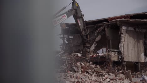 Demolición-De-Un-Edificio-De-Apartamentos-De-Hormigón-Con-Una-Excavadora-Hidráulica