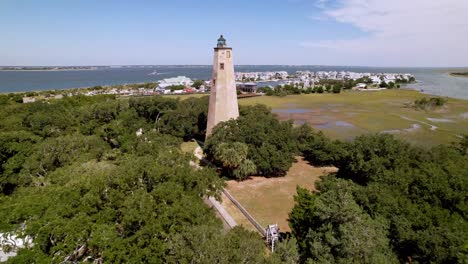 aerial-fast-push-toward-the-bald-head-island-lighthouse,-old-baldy