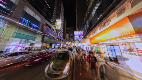 Tiro-Pov-De-Hiperlapso-Nocturno---Caminando-En-La-Calle-Mong-Kok-Sai-Yeung-Choi,-Hong-Kong