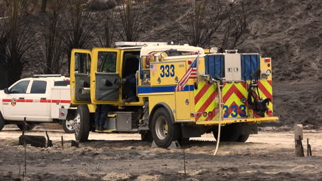 Camión-De-Bomberos-Respondiendo-A-Un-Gran-Incendio-Forestal-En-Los-Bosques-De-California,-Ee.uu.