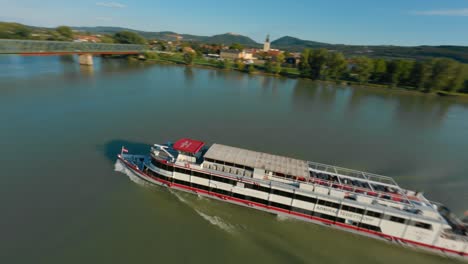 Fpv-Orbit-Shot-Der-Fähre-über-Die-Mauterner-Brücke,-Donau-In-Weissenkirchen,-österreich