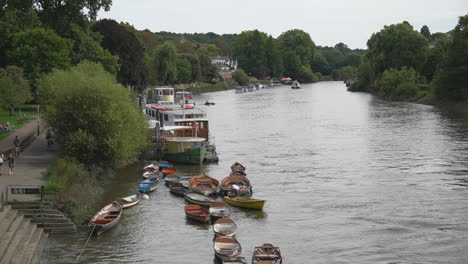 El-Hombre-Asegura-Botes-De-Alquiler-En-El-Río-Támesis-En-Riverside-Green,-Richmond