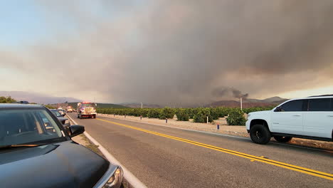 Camiones-De-Bomberos-Corriendo-Hacia-El-Incendio-Forestal-De-California