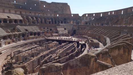 Vista-Del-Interior-De-La-Arena-Del-Coliseo,-Hipogeo-Lleno-De-Paredes,-áreas-Rastrilladas-Que-Alguna-Vez-Albergaron-Asientos