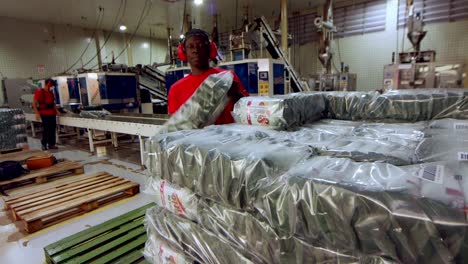 Cargando-Granos-De-Café-Empaquetados-En-Un-Palet-De-Envío-En-La-Fábrica