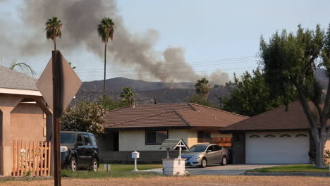 Columnas-De-Humo-En-Las-Montañas-Vistas-Desde-Un-Barrio-Residencial-En-California,-Fuego-De-Fairview