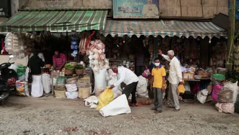 Menschen-Auf-Einem-Lokalen-Markt-In-Bangalore,-Indien