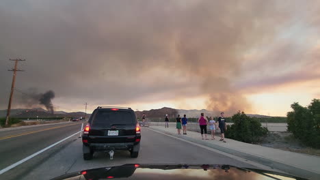 La-Toma-De-La-Cámara-Del-Parabrisas-Del-Automóvil-En-La-Carretera-Muestra-Las-Columnas-De-Humo-Cerca-De-Los-Incendios-Forestales-De-Hemet-En-California