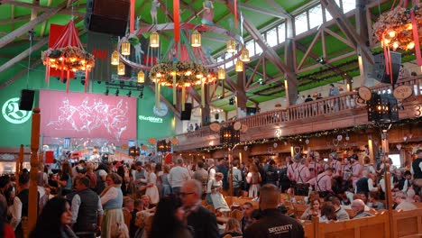 Fiesta-De-Personas-En-Carpa-De-Cerveza-En-Oktoberfest-Munich