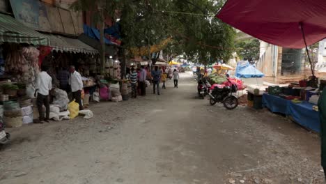 People-in-a-local-market-in-Bangalore,-India