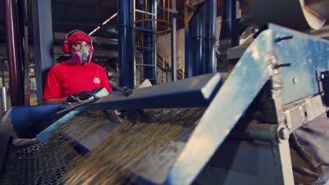 Ungeröstete-Bio-Kaffeebohnen-In-Der-Fabrik,-Die-Für-Die-Verpackung-Verarbeitet-Werden