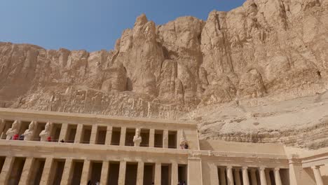 Totentempel-Der-Hatschepsut-Im-Kings-Valley,-Umgeben-Von-Klippen,-Totentempel-Des-Pharaos