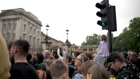 Massen,-Die-Sich-In-Der-Nähe-Der-Tore-Des-Buckingham-Palace-Versammeln,-Nachdem-Sie-Den-Tod-Von-Königin-Elizabeth-II.-Gehört-Hatten