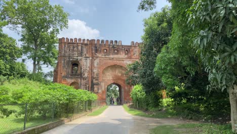 Cerca-De-La-Mezquita-Kadam-Rasool-Es-Donde-Se-Encuentra-La-Puerta-Lakhchhipi-Darwaza-O-Lukochuri