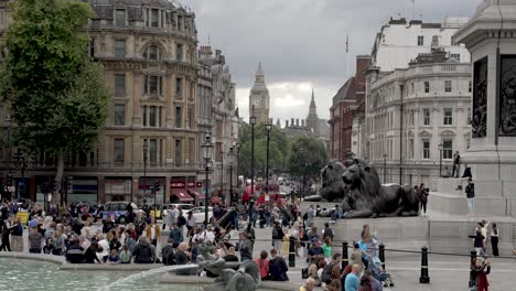 Escena-Ocupada-En-Trafalgar-Square,-Londres-Con-El-Big-Ben-Visible-En-El-Fondo