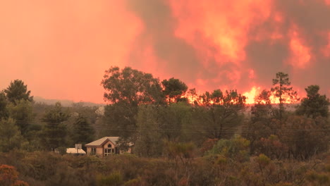 Incendio-Forestal-Masivo-Que-Se-Extiende-A-Través-Del-Arbusto-Hacia-La-Propiedad