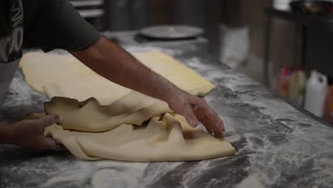 Bäcker,-Der-Teig-Für-Die-Herstellung-Von-Brot-Und-Gebäck-Zubereitet,-Handwerksbäckerei,-Bäcker,-Der-Brot-Und-Gebäck-Herstellt,-Teigkneten