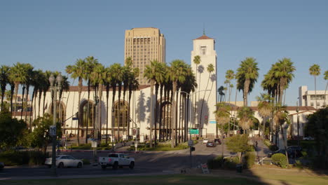 Union-Station-In-Der-Innenstadt-Von-Los-Angeles,-Kalifornien,-An-Einem-Sommerabend-Von-Der-Alameda-Street-Aus-Gesehen