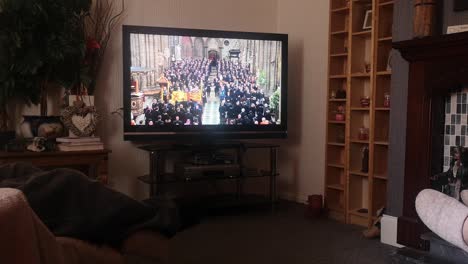 Familia-Viendo-El-Servicio-Funerario-Ceremonial-De-La-Reina-Elizabeth-Transmitido-En-La-Televisión-Británica-En-Casa