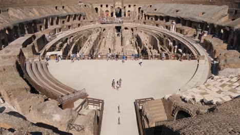 Touristen-Innerhalb-Des-Berühmten-Wahrzeichens-Des-Kolosseums-In-Rom,-Italien