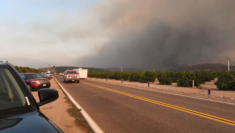 El-Vehículo-Del-Jefe-De-Batallón-Pasando-La-Cámara-Con-Un-Incendio-Forestal-En-El-Fondo