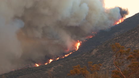 Humo-Ondulante-Y-Llamas-Furiosas-Del-Incendio-Forestal-De-Fairview-Moviéndose-A-Través-Del-Seco-Paisaje-Montañoso-De-Hemet,-California