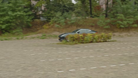 Coche-Deportivo-Verde-Jaguar-F-type-Saliendo-Lentamente-Del-Estacionamiento-Y-Acelerando-Rápido