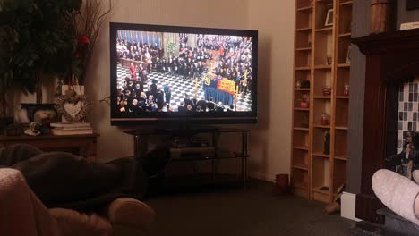 Familia-Viendo-El-Servicio-Funerario-Ceremonial-De-Su-Majestad-La-Reina-Elizabeth-Transmitido-Por-La-Televisión-Británica-En-Casa