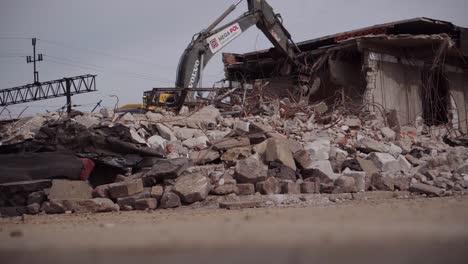 Demolición-De-Un-Edificio-De-Apartamentos-De-Hormigón-Con-Una-Excavadora-Hidráulica