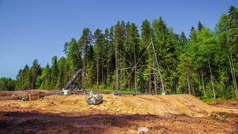 Timelapse-De-Máquinas-Ensamblando-Estructuras-Metálicas-Por-Bosque-Verde