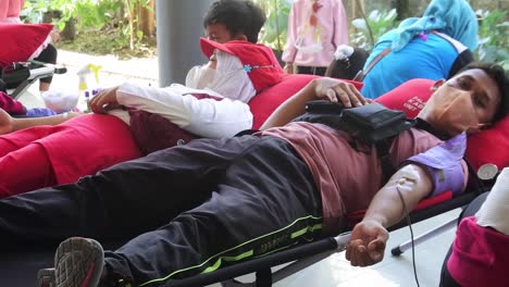 El-Médico-Toma-Una-Muestra-De-Sangre-Del-Paciente-Para-Analizar-El-Contenido-De-Sangre-En-Un-Hospital-En-Java-Central,-Indonesia,-El-22-De-Agosto-De-2022