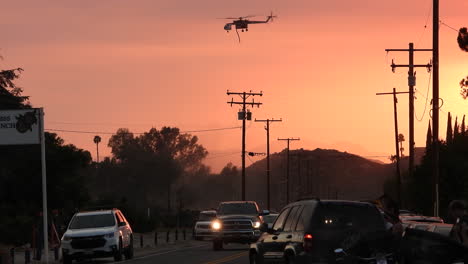 Helicóptero-Volando-Al-Amanecer-Sobre-El-Incendio-Forestal-De-California
