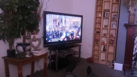 Hogar-Familiar-Viendo-El-Servicio-Funerario-Ceremonial-De-Su-Majestad-La-Reina-Isabel-Transmitido-En-La-Televisión-Británica-En-Casa