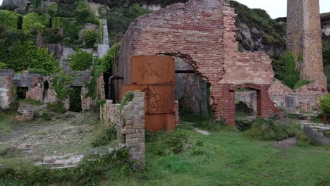 Verlassene-Rostige-Graffiti-Bedeckte-Porth-Wen-Mauerwerkruinen-Im-Ländlichen-Anglesey-Gehen-Durch