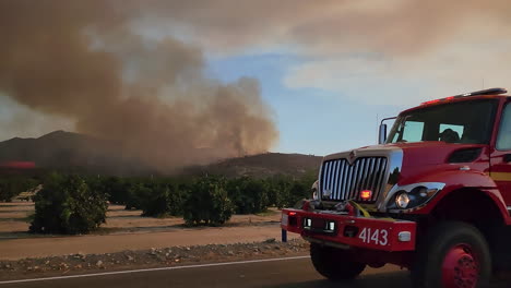 El-Primer-Respondedor-De-Incendios-De-Cal-Conduce-Con-Sirena-A-Un-Incendio-Forestal-Masivo-Con-Un-Penacho-De-Humo-Gris-Oscuro