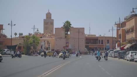 Movimiento-De-Bicicletas,-Automóviles-Y-Peatones-Cerca-Del-Centro-De-La-Antigua-Ciudad-De-Jerusalén,-Israel.