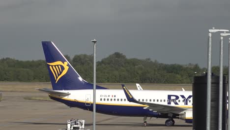 Avión-De-Ryan-Air-En-La-Pista-De-Aterrizaje-En-El-Aeropuerto-De-Stansted-En-El-Reino-Unido