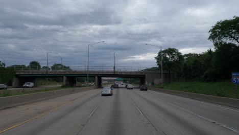 Pov:-Conducción-De-Camiones-En-La-Carretera-Con-Tiempo-Nublado-Por-Encima-De-La-Carretera