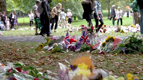 Pequeñas-Banderas-Union-Jack-En-El-Suelo-Junto-A-Tributos-Florales-Por-La-Muerte-De-La-Reina-Isabel-II-En-Green-Park