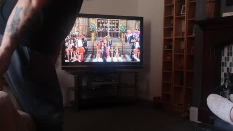 Familia-Viendo-El-Servicio-Funerario-Ceremonial-De-Su-Majestad-La-Reina-Isabel-En-La-Televisión-Británica-En-Casa