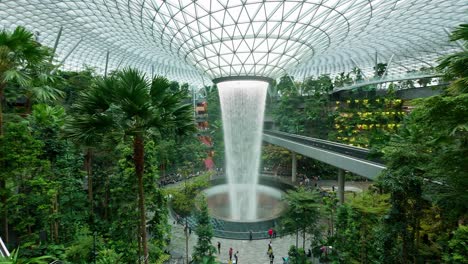 El-Complejo-Comercial-Y-De-Entretenimiento-Del-Aeropuerto-Jewel-Changi,-Con-Temática-De-La-Naturaleza,-Está-Cercado-Y-Conectado-Con-El-Aeropuerto-De-Changi-En-Singapur