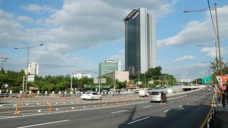 Edificio-Del-Campus-De-Investigación-Y-Desarrollo-De-Lg-Electronics-Seocho-En-Un-Día-Nublado,-Yangjae-daero-Road-Ocupado-Muchos-Autos-Lapso-De-Tiempo-De-Tráfico---Estático