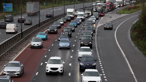 Hora-Punta,-Tráfico-Matutino-Congestionado-En-La-Autopista-M4,-Cerca-De-Los-Servicios-De-Heston,-Londres