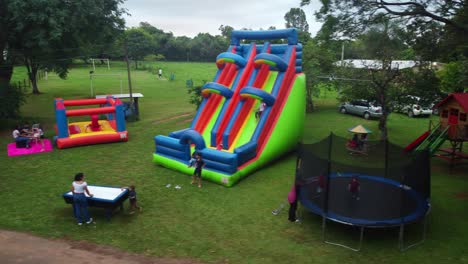 Niños-Felices-Jugando-En-Un-Trampolín-Y-Algunos-Castillos-Hinchables-En-Una-Fiesta-De-Cumpleaños