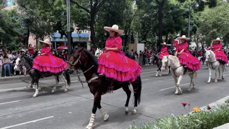 Toma-En-Cámara-Lenta-Del-Cuerpo-De-La-Mujer-A-Caballo-Del-Ejército-Mexicano