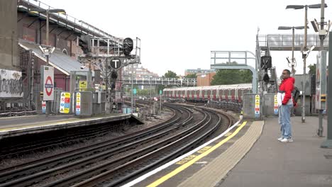 Am-10.-September-2022-Näherte-Sich-Die-Met-Linie-In-Richtung-Süden-Der-Finchley-Road-Station