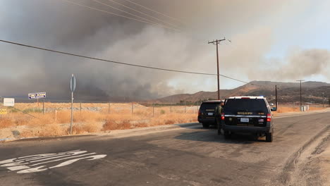 La-Policía-Del-Sheriff-Vehículos-Todoterreno-Con-Tracción-En-Las-Cuatro-Ruedas-Dejando-Fairview-Incendios-Hemet