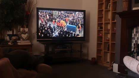 Familia-Viendo-El-Servicio-Funerario-Ceremonial-De-Su-Majestad-La-Reina-Elizabeth-Transmitido-Por-Televisión-En-Casa